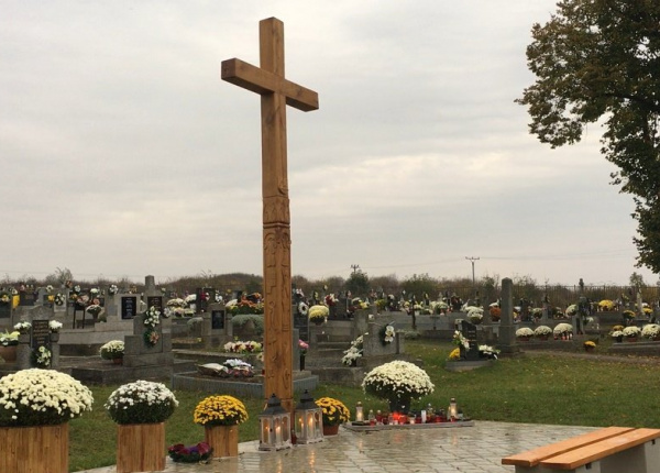 Osadenie kríža na cintoríne v obci Trhovište